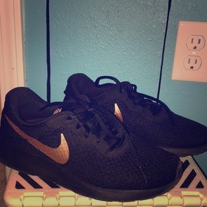 Black and Gold Nikes🏀❤️Great running shoes!🥇👣